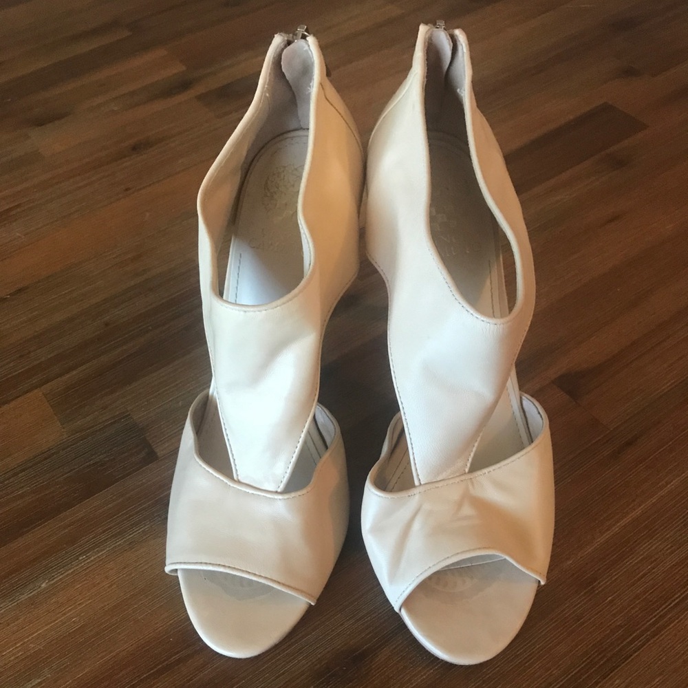 🌈 Vince Camuto Neutral/Tan heels size 9.5 🌈